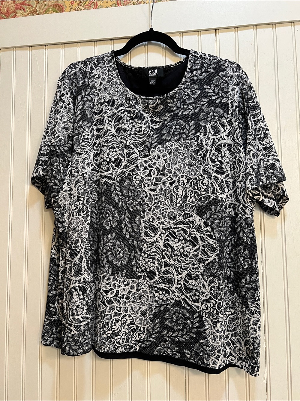 Le Suit Black & White Floral Lace-Style Short Sleeve Top